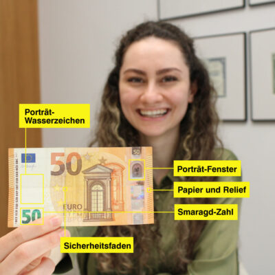Im Rahmen eines Instragrampostings zeigt eine Mitarbeiterin der Raiffeisenbank Montfort die Merkmale, anhand derer Banknoten auf ihre Echtheit überprüft werden können.