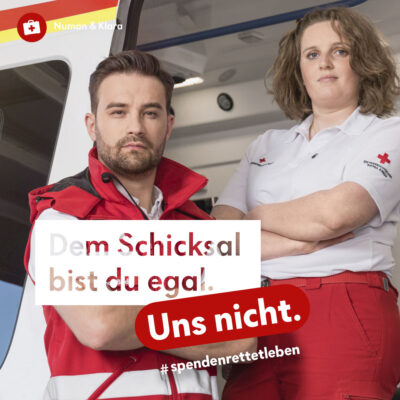Rettungssanitäter vom Roten Kreuz Vorarlberg stehen Model für die Fundraising Kampagne „Dem Schicksal bist du egal. Uns nicht.“